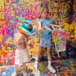 comuna 13 tour, painting hats, painting bags